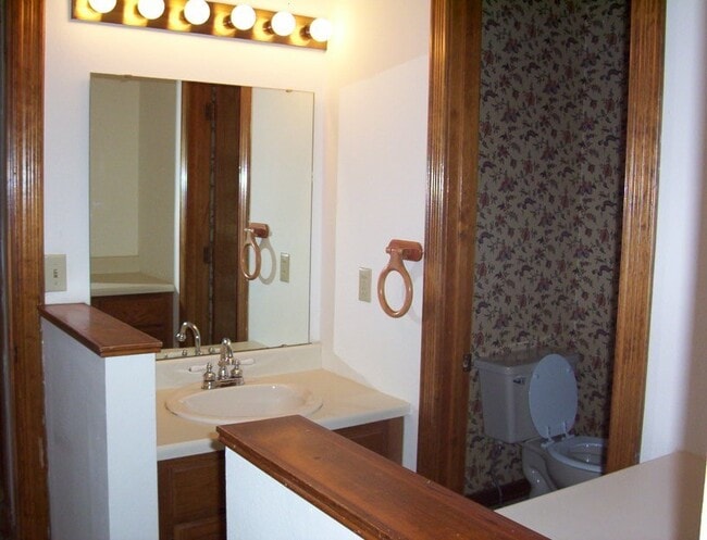 Building Photo - 4 bedroom house in northeast Springfield with fenced yard!