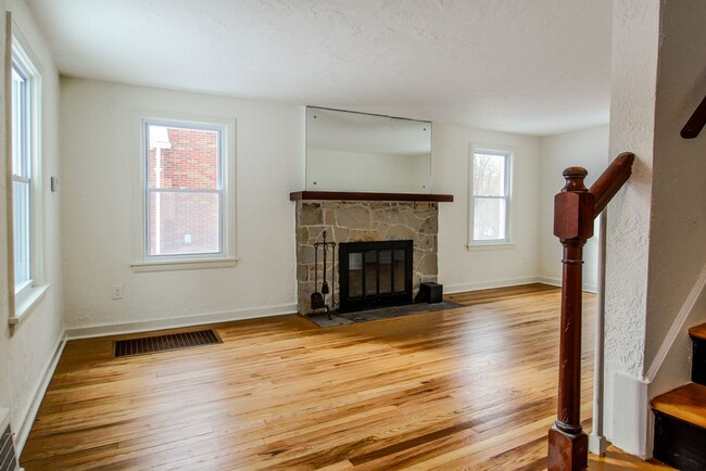 Building Photo - RENOVATED & READY FOR MOVE IN! COZY 2 BEDR...