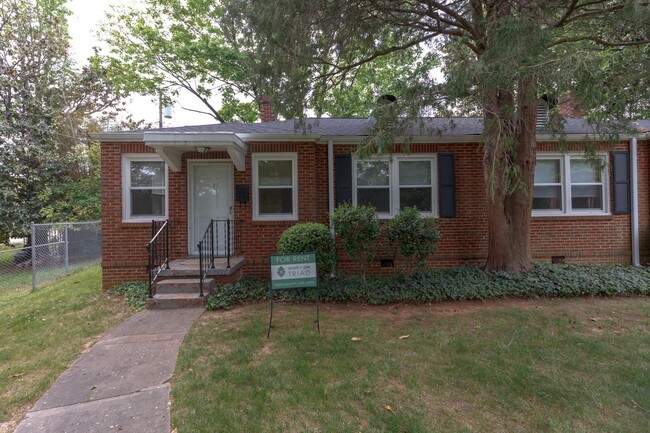 Building Photo - Charming Irving Park Duplex updated 2 bedr...