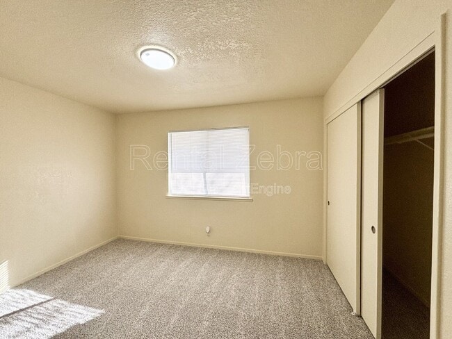 Building Photo - 563 W 12th St