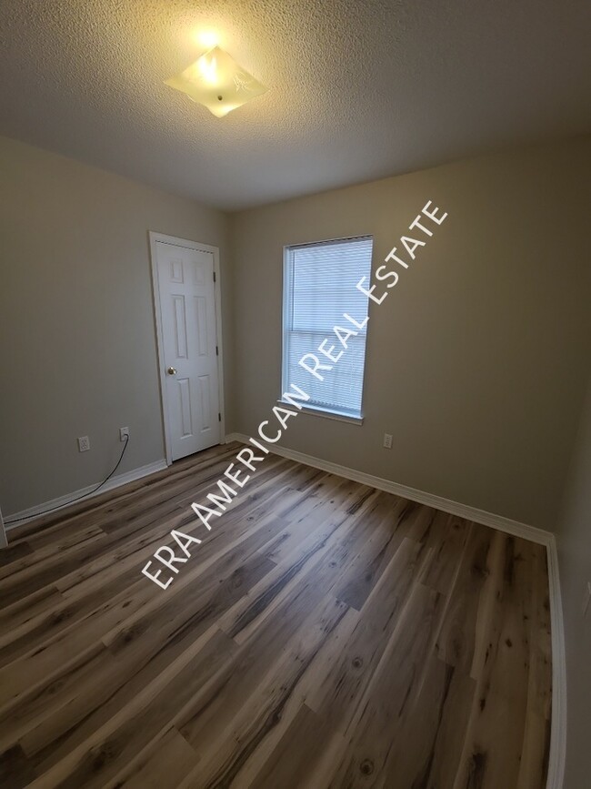 Building Photo - Vaulted ceiling in greatroom