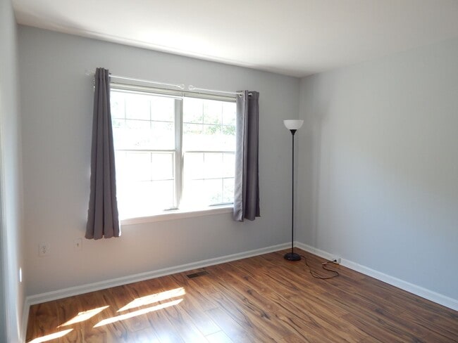 Building Photo - Cozy TH in Great Alexandria Location!