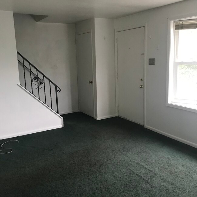 Living room with coat closet - 1443 Maple Dr