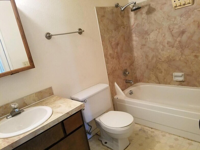 Building Photo - 1519 E 3rd Ave