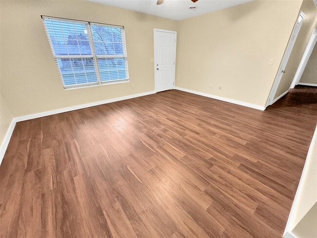 Building Photo - 403 E 7th St