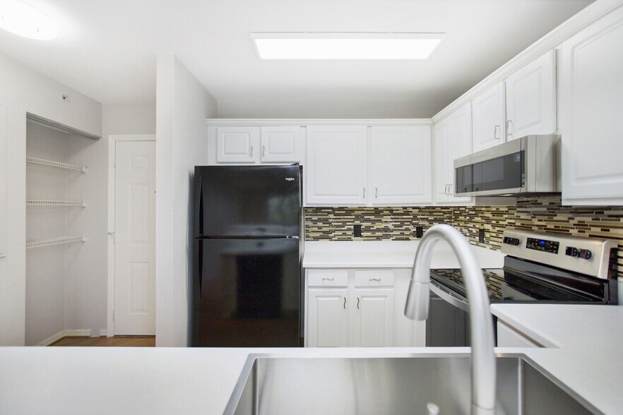 Building Photo - 8271 Key Royal Cir