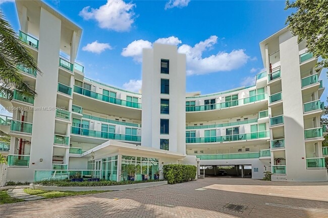 Building Photo - 2000 Bay Dr
