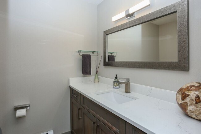 Building Photo - Beautiful 4 bed, 4 bath with garage in Fri...