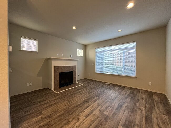 Building Photo - Charming 3-Bed, 3-Bath Home with Bright Ki...