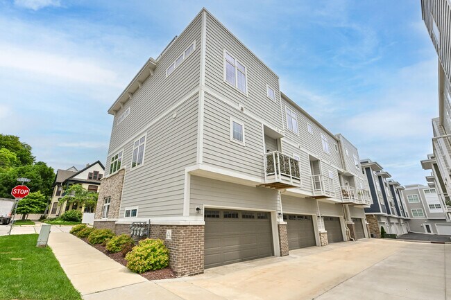 Building Photo - 307 E Pier St
