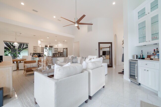 Building Photo - 1907 S Club Dr