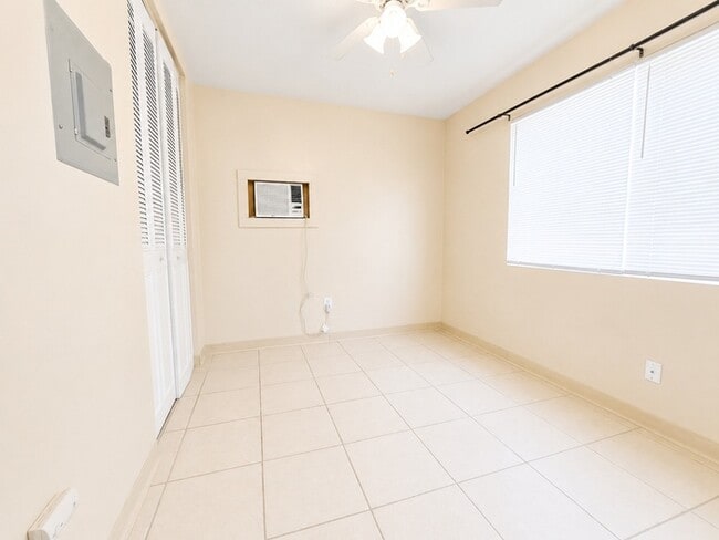 Building Photo - Convenient Downtown Living in a Bright and Comfortable 1-Bedroom Studi