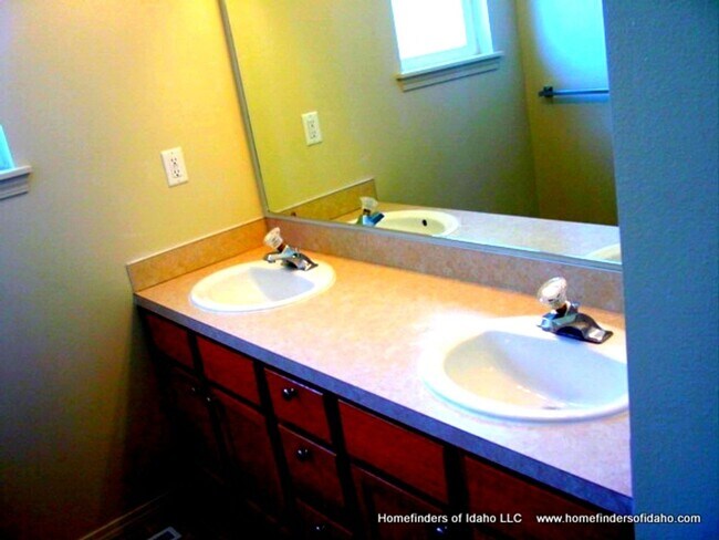 Building Photo - Beautiful 2-Story Row Home! Lawn Maintained!
