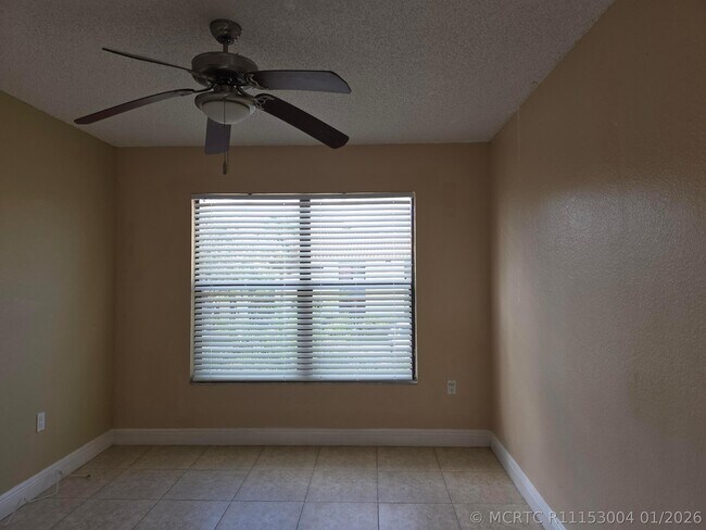 Building Photo - 1542 Lake Crystal Dr