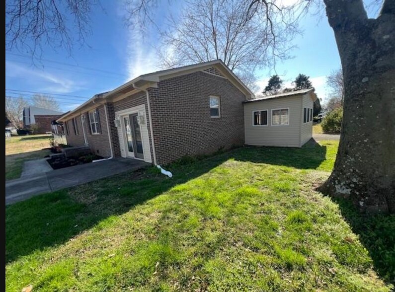 Building Photo - 2110 Robin Rd