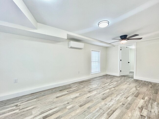 Building Photo - Updated 1 Bedroom / 1 Bathroom Apartment - Close to Campus