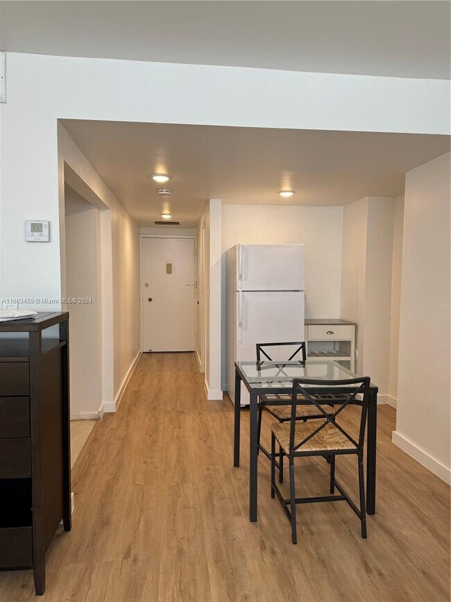 Building Photo - 999 Brickell Bay Dr