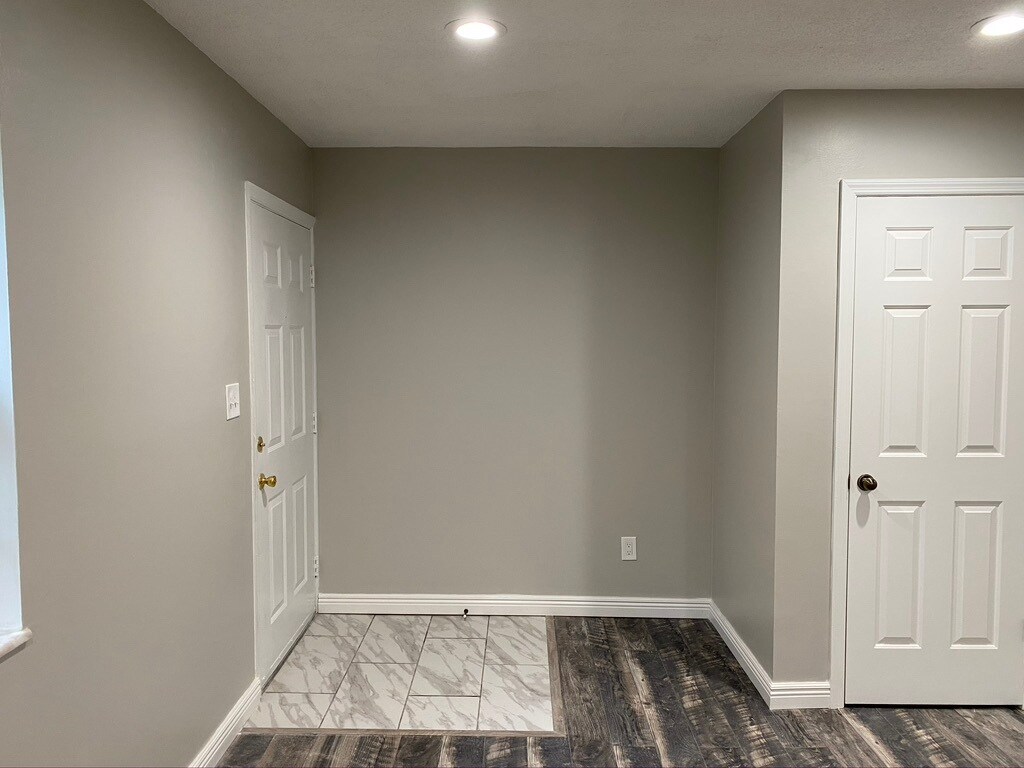 Building Photo - 9057 W Swan Cir