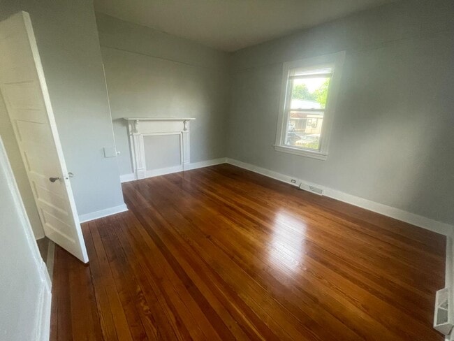 Building Photo - 2358 Sackett St