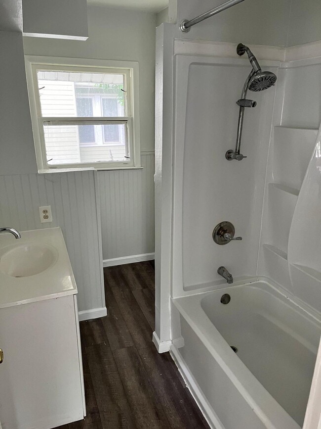 Building Photo - Bright and Functional 2-Bedroom Rental in Flint