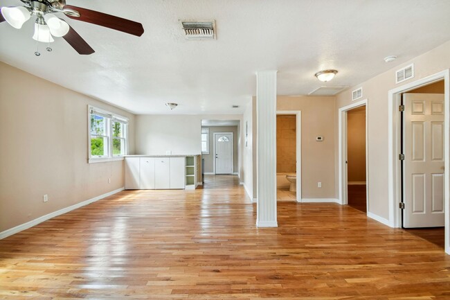 Building Photo - Historic Ybor City Bungalow!