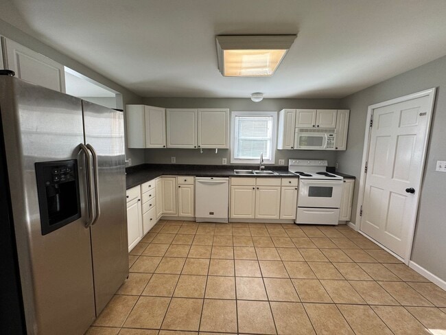 Building Photo - Available to Show