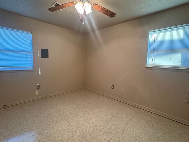 Building Photo - 3011 NE Cimarron Trail