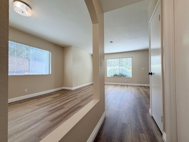 Building Photo - Beautiful End-Unit Townhome 2 bedroom and 1.5 bath