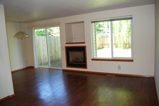 Building Photo - 3 Bedroom 2.5 Bath Town Home Dundee OR