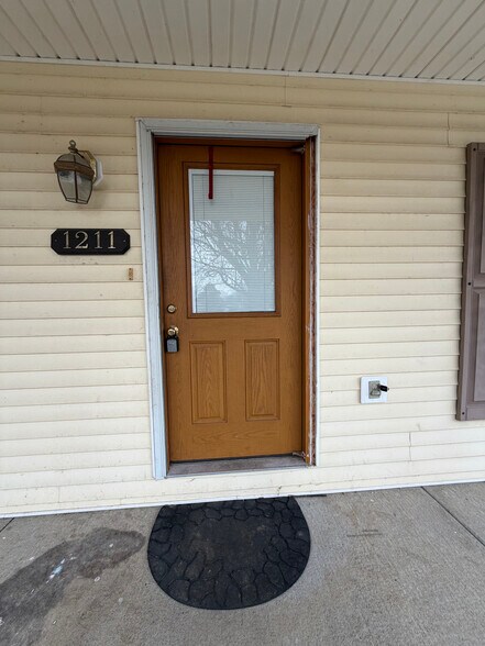 Building Photo - 1211 Redbud St