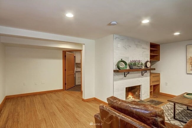 Building Photo - Lake city