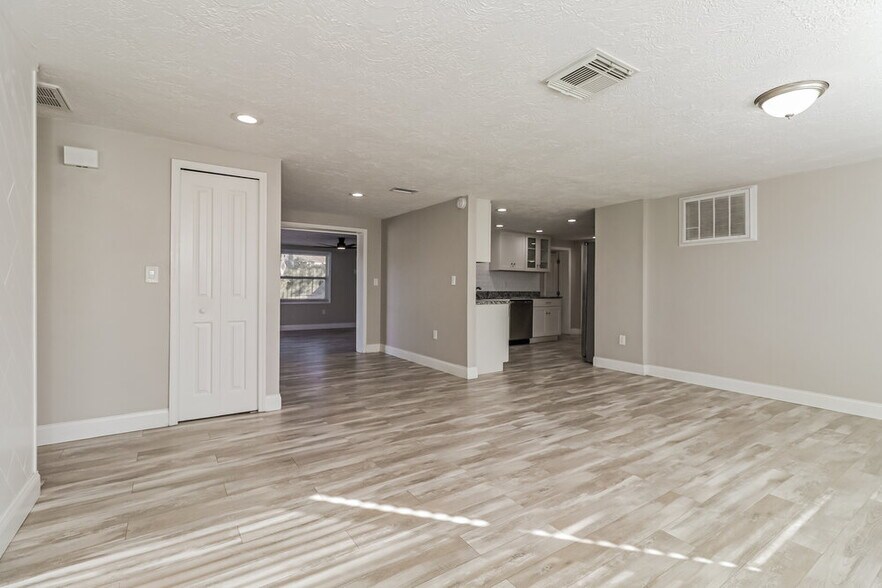 Building Photo - 4045 Grayton Dr