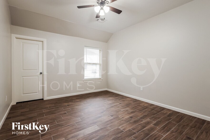 Building Photo - 517 Siena Dr