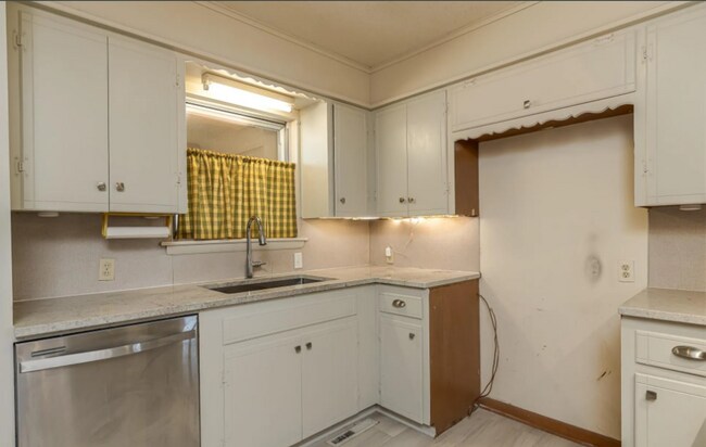 Building Photo - 3 Bed 1.5 Bath in Sand Springs!