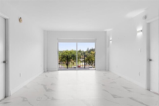 Building Photo - 4164 Inverrary Dr