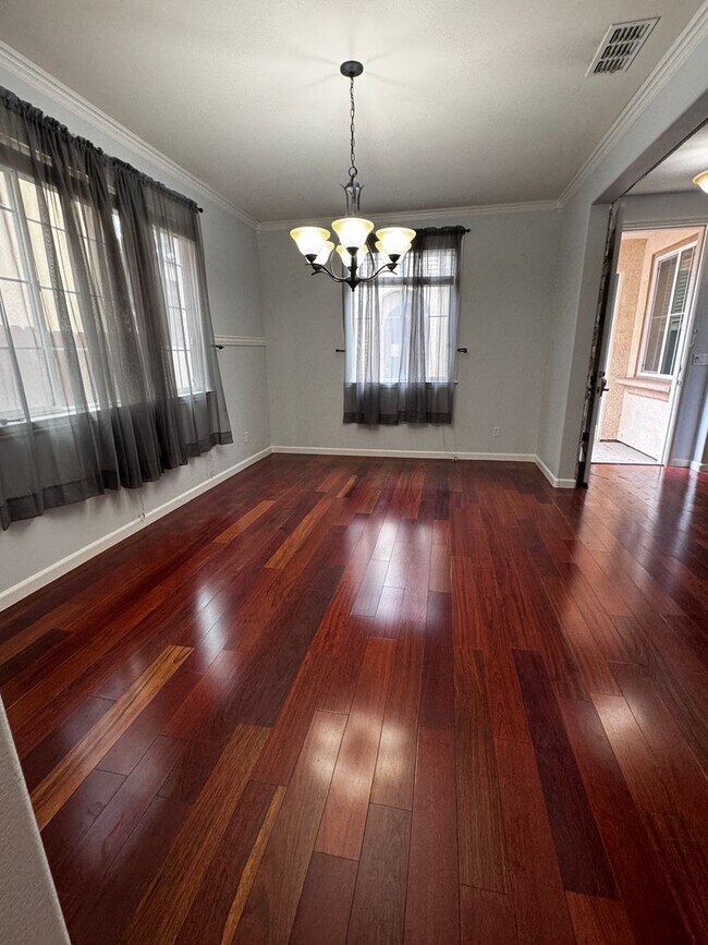 Building Photo - Spacious 4 bedroom near shopping and schools!