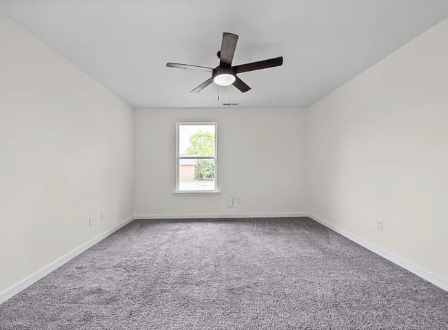 Building Photo - 4 Bedroom Home with Main-Level Primary and Fenced Backyard
