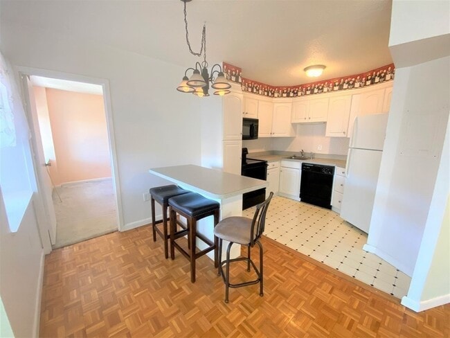 Building Photo - 300 Lynn Shore Dr