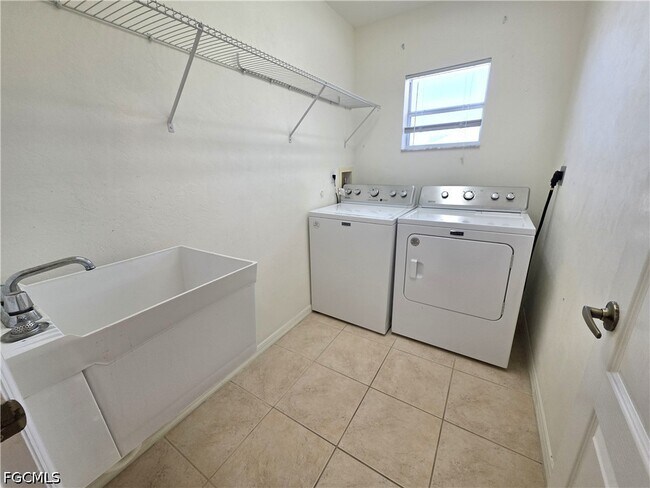 Building Photo - 4614 SW 9th Pl