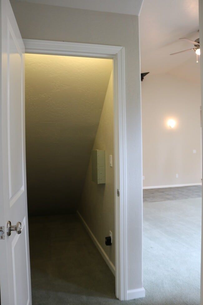 Building Photo - Gorgeous, spacious 3/2.5 with garage and o...