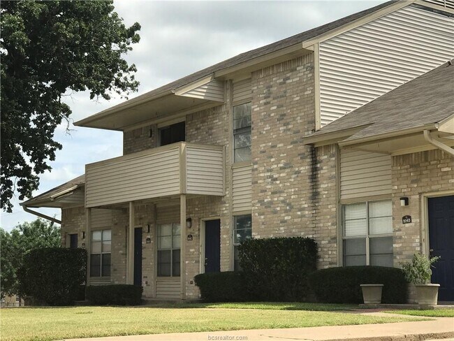 Building Photo - 906 Spring Loop