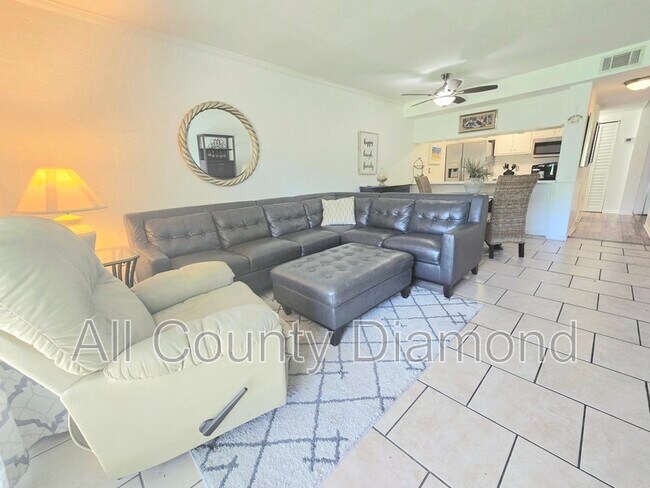 Building Photo - 6903 N Lagoon Dr