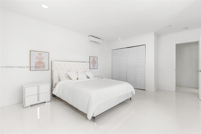 Building Photo - 1581 Normandy Dr