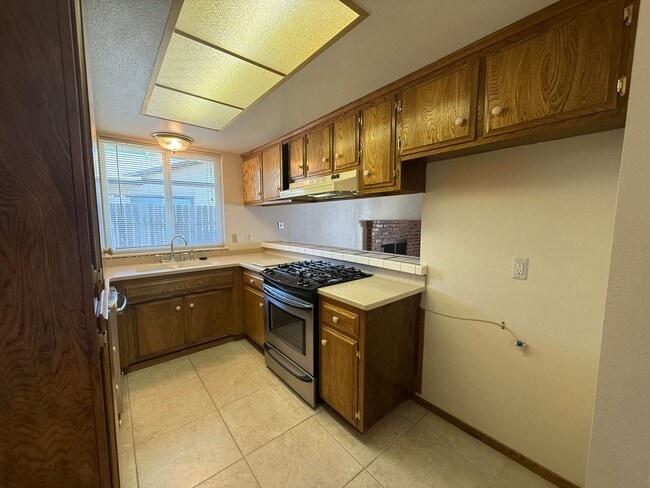 Building Photo - 3 bed 2 bath home available now!