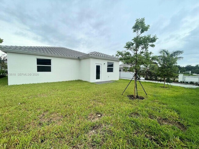 Building Photo - 863 SE 26th Ter