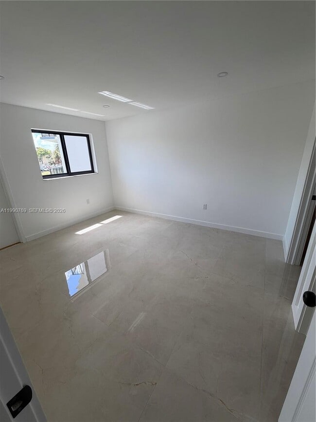 Building Photo - 1820 W 53rd St