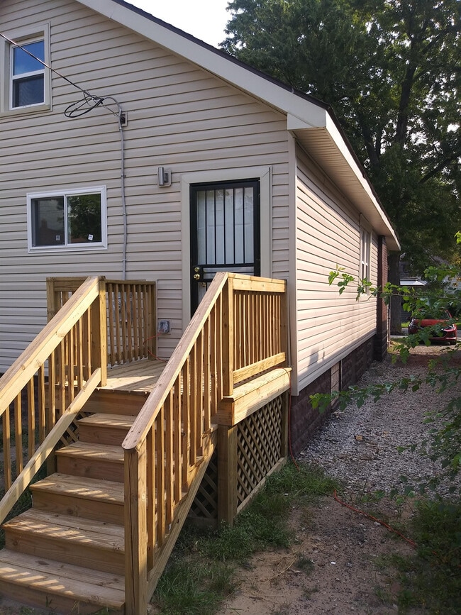 Building Photo - 3009 Hurlbut St