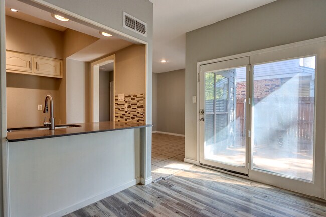 Building Photo - 317 Benjamin St