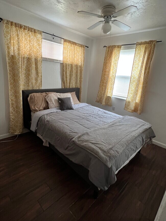 Building Photo - 2401 S Mellonville Ave