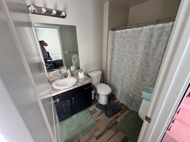 Building Photo - Beautiful Townhome in Bluffdale